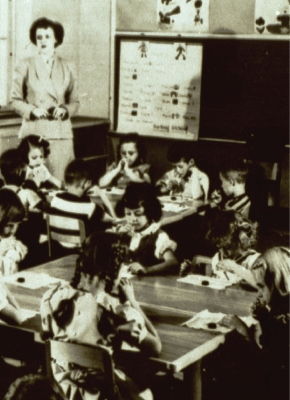 Foto antigua en blanco y negro de estudiantes en un salón de clases