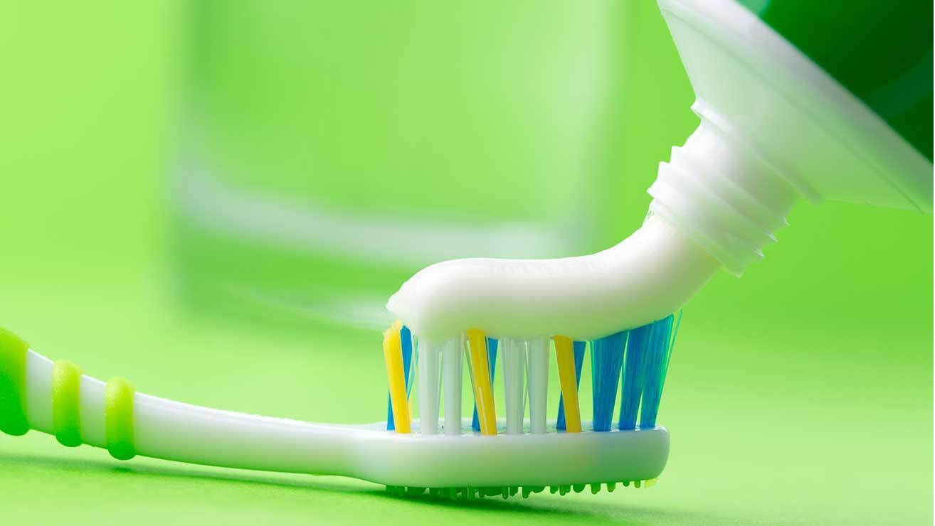 Cepíllate con flúor - imagen de cepillo de dientes y dentífrico