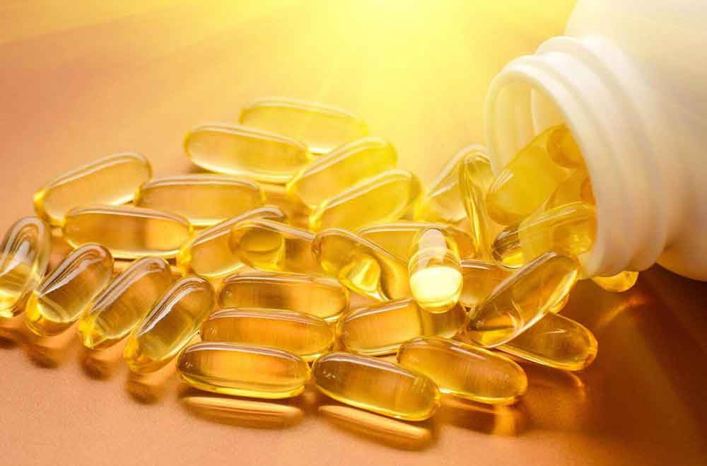 vitaminas sobre un fondo dorado