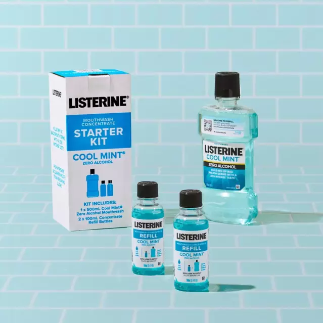 Un paquete de kit inicial del enjuague concentrado Cool Mint Zero, que incluye 2 botellas pequeñas de repuesto. Además, se muestra una botella de Listerine Cool Mint Zero sobre un fondo de azulejos azul claro.